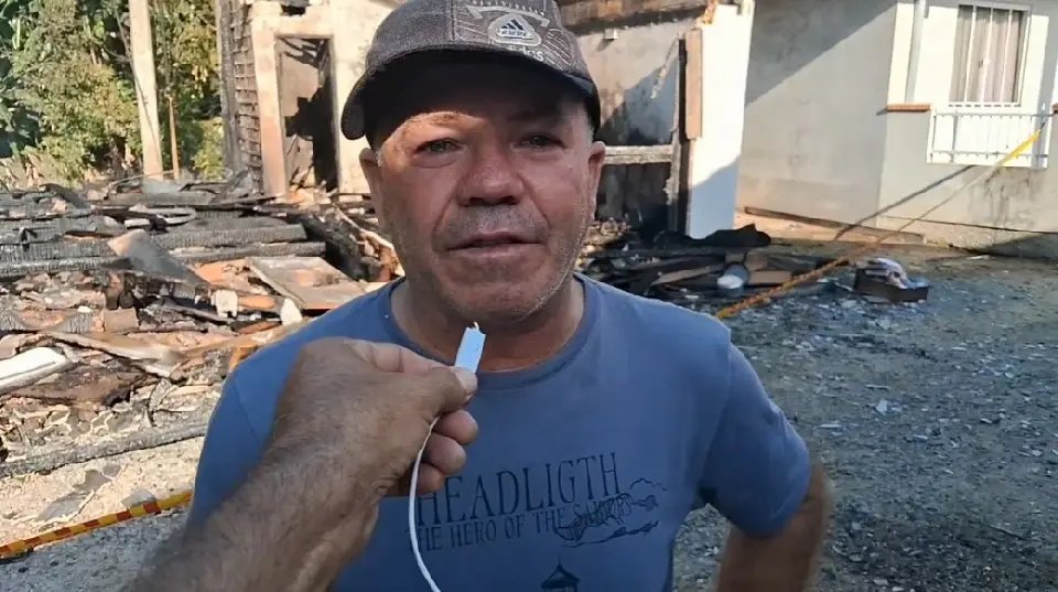 (VÍDEO) "Já tinha queimado tudo", relata morador que perdeu casa para incêndio em Guabiruba