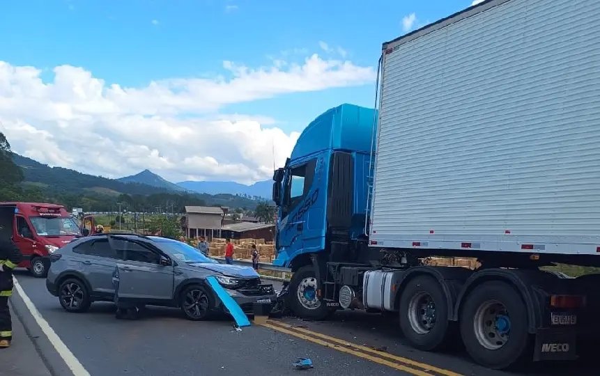 Colisão entre carro e carreta mobiliza bombeiros na BR-470