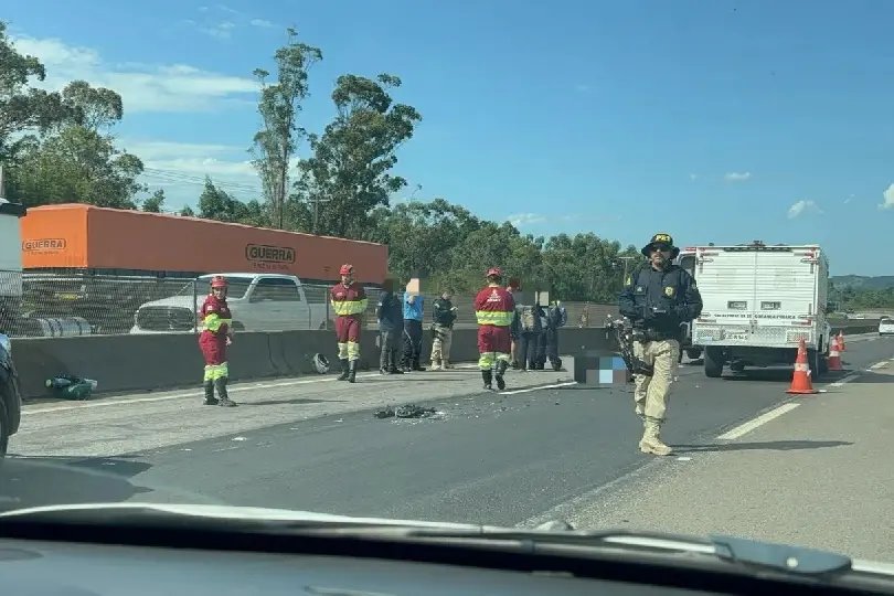 Acidente com moto, carro e carreta deixa um morto na BR-101