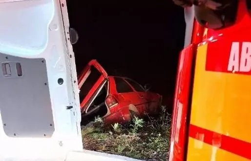 Motorista fica ferido ao capotar carro em trevo