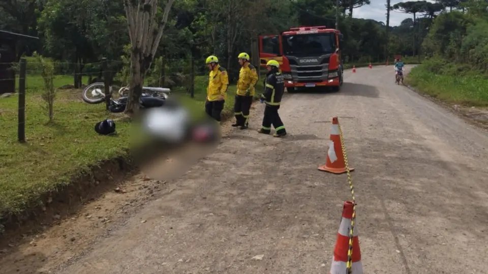 Homem morre e mulher fica ferida em grave acidente com moto