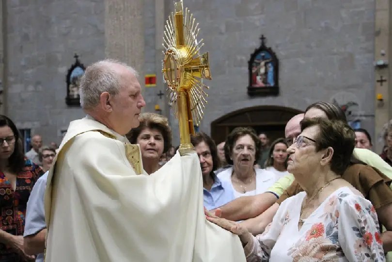 Centenas de fiéis acompanham a missa de Páscoa na Matriz São Luís Gonzaga