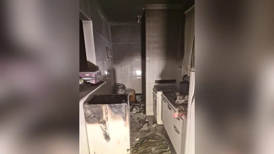Máquina de lavar roupas pega fogo dentro do apartamento no Santa Rita