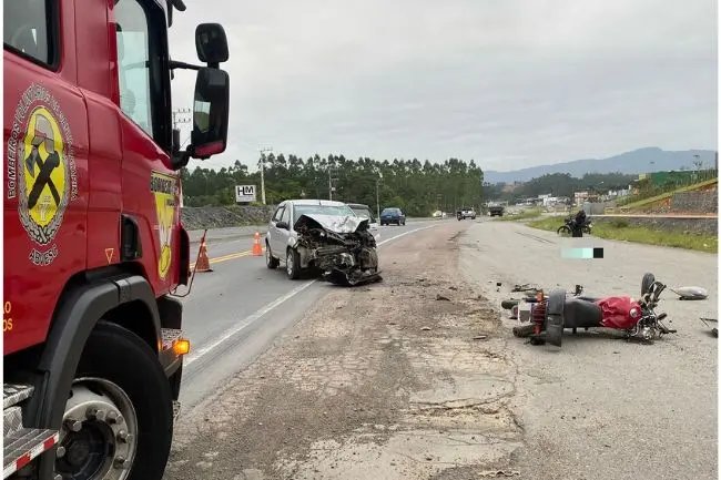 Motociclista morre em grave acidente na BR-470