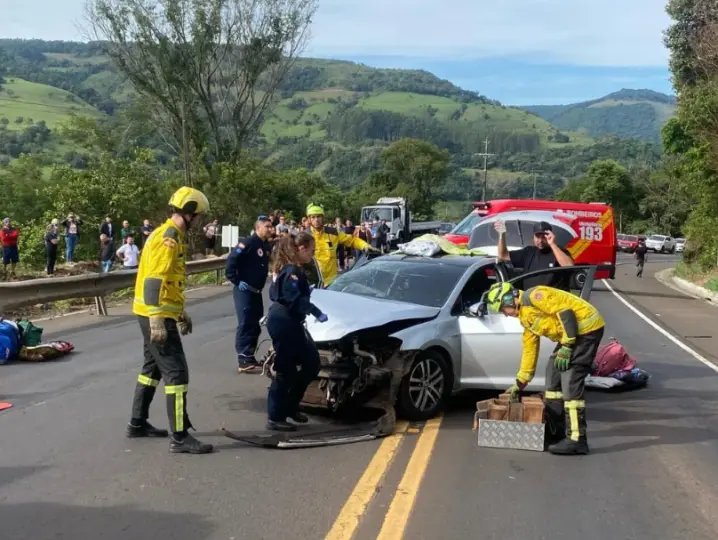Colisão entre dois veículos deixa 9 pessoas feridas