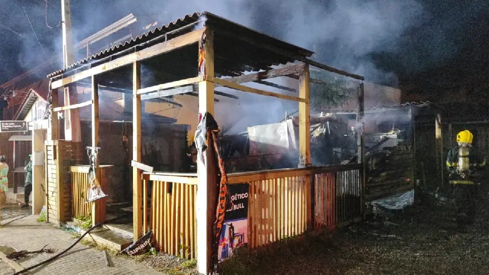 Quiosque é destruído por incêndio durante a madrugada