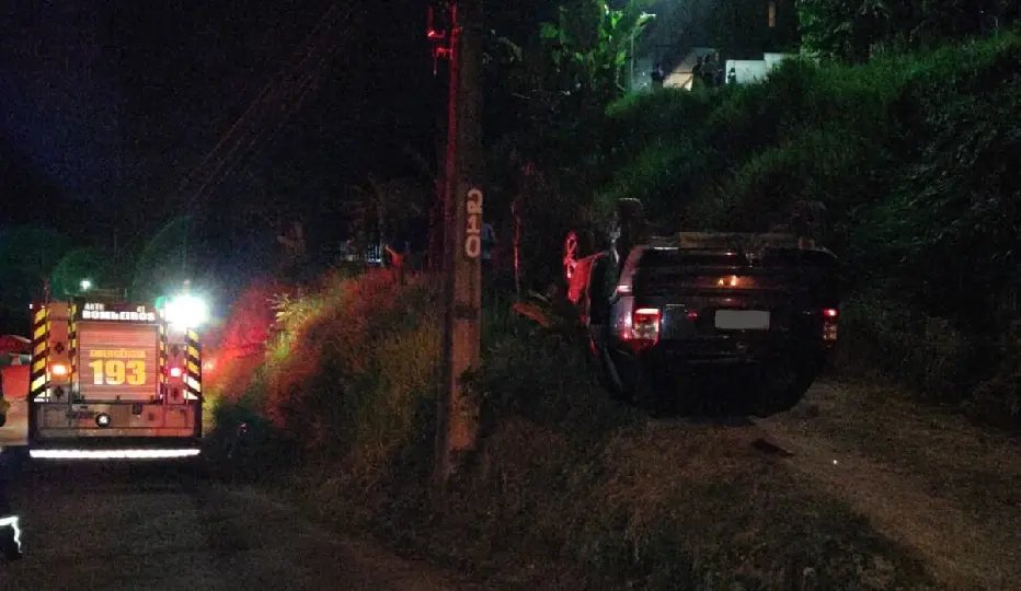 Jovens ficam feridas após carro cair de barranco e capotar