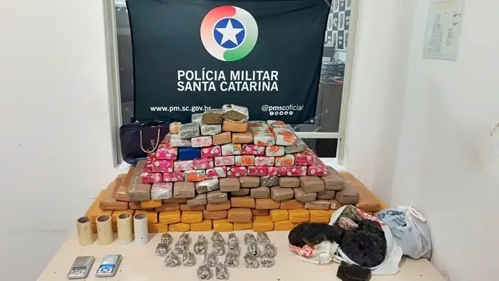 Grande operação da PM apreende drogas e arma em SC