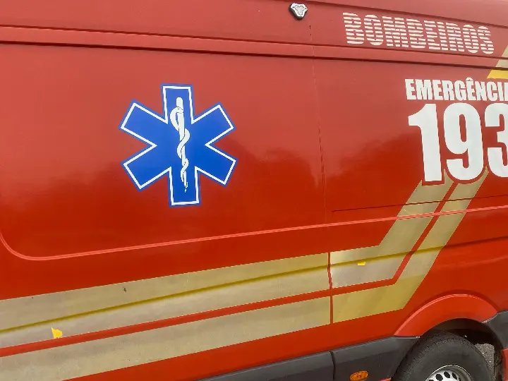 Mulher fica ferida após queda de moto em Brusque