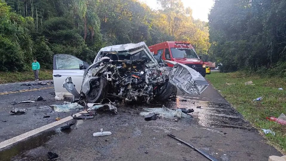 Motorista morre em colisão envolvendo caminhão 