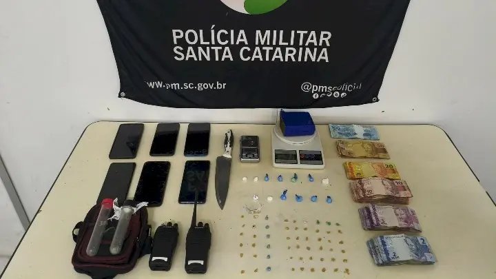 Dupla é flagrada com drogas, balança e dinheiro após tentativa de fuga
