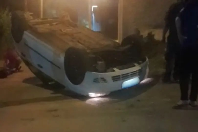 Motorista capota carro no bairro Limoeiro