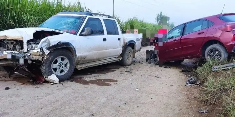 Mulher e criança se ferem em acidente frontal 