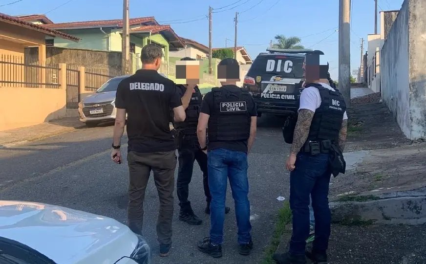 Polícia cumpre mandados e prende dois após fuga em Brusque