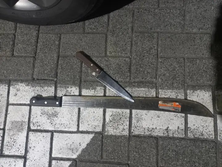 Homem anda com faca e facão em via pública e alega estar sendo perseguido
