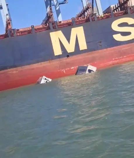 (VÍDEO) Guindaste derruba dois contêineres no rio Itajaí-açu