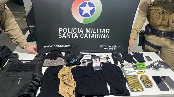 Dupla é presa com arsenal após tentarem despistar a PM