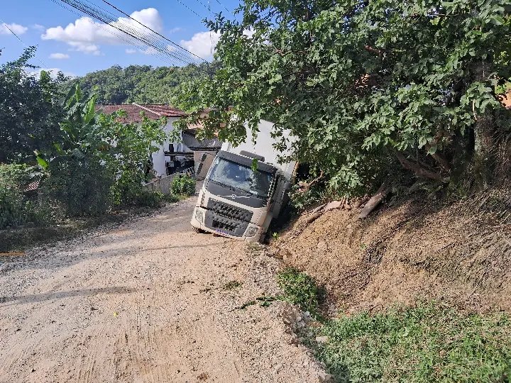 (VÍDEO) Caminhão cai em vala e moradores cobram melhorias na Pedro Cardeal 