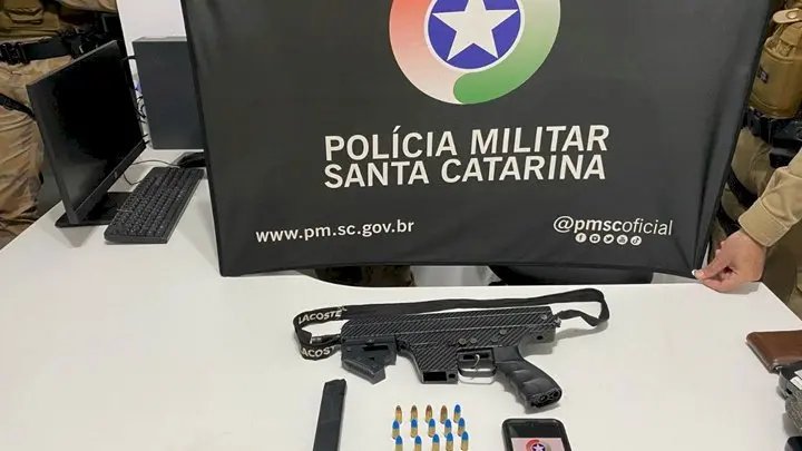 Homem é detido após porte ilegal de submetralhadora em SC