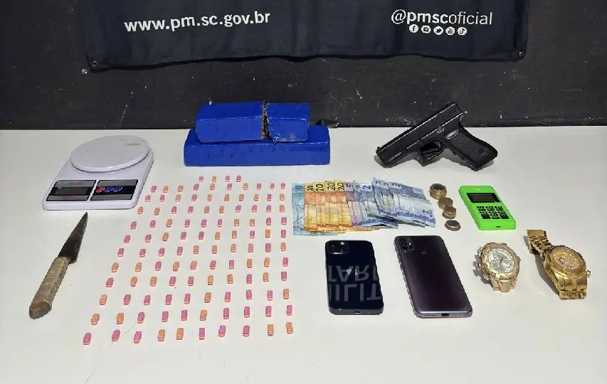 Dupla é presa por tráfico de drogas e posse de simulacro de arma de fogo 