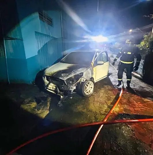 Homem é preso após incendiar carro e atacar casa do ex-sogro