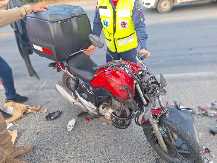 Homem fica ferido em colisão entre carro e moto na Ivo Silveira