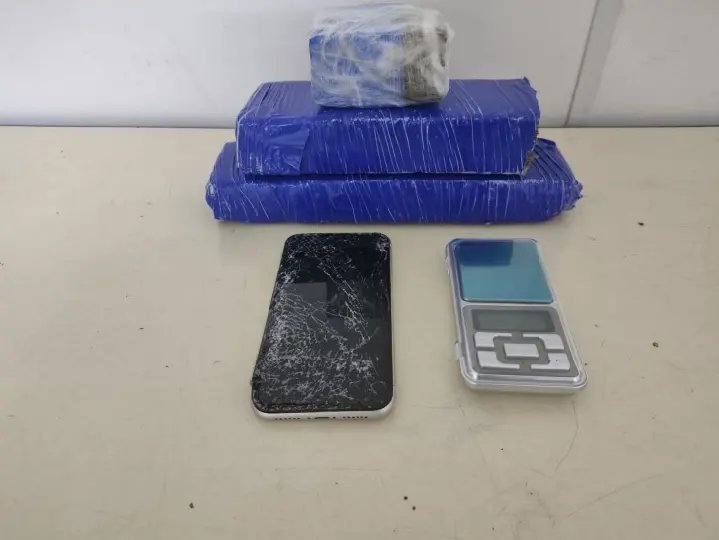 Tentativa de fugir da polícia dá errado e jovem acaba preso por tráfico de drogas