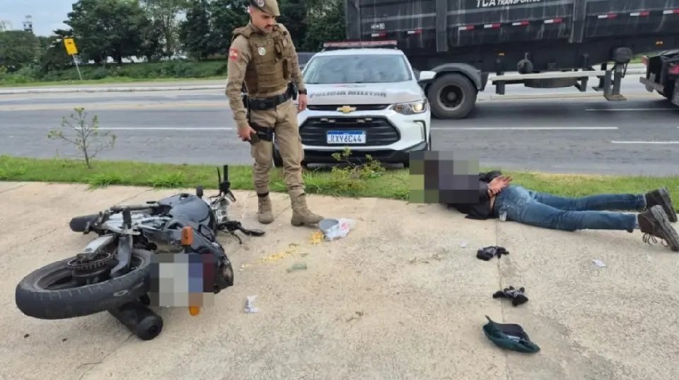 Motociclista tenta fugir da polícia, debocha da situação e se dá mal
