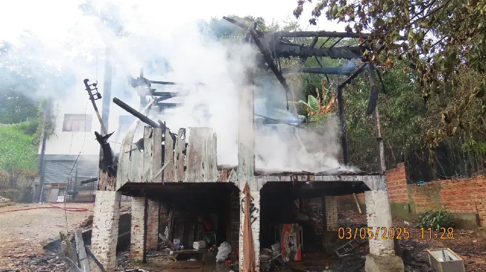 Casa é totalmente destruída por incêndio
