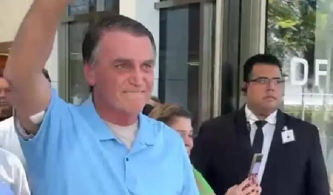 Bolsonaro tem alta após três semanas internado em Brasília