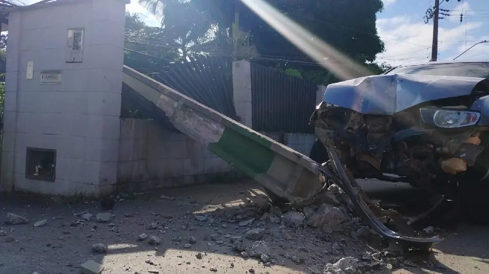(VÍDEO) Caminhonete bate e derruba poste no Centro