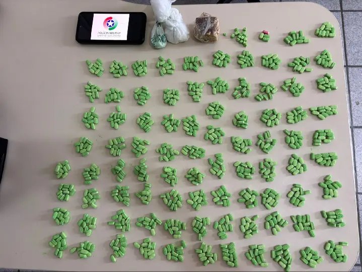 PM encontra ecstasy, crack e cocaína escondidos em condomínio 