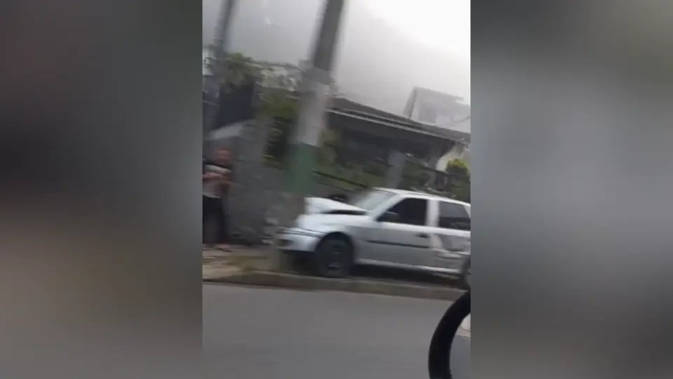 (VÍDEO) Gol sai de pista e bate em poste no Azambuja