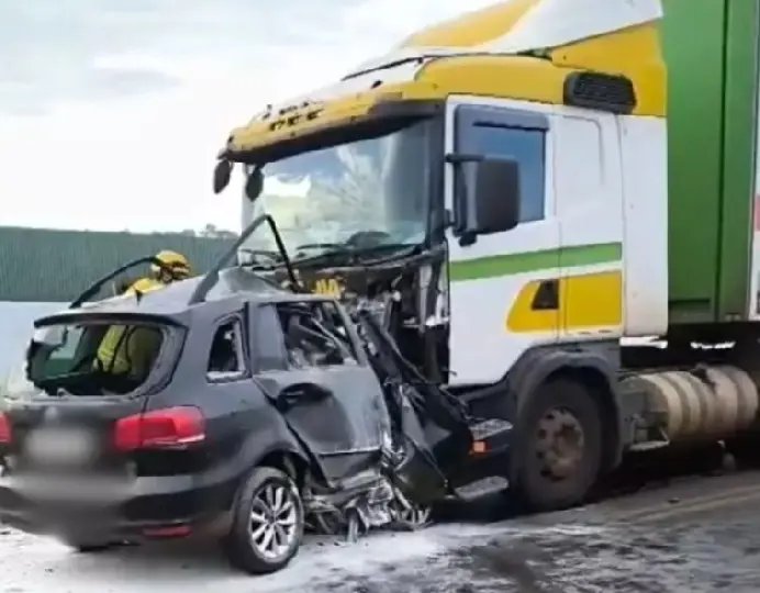 Motorista morre em batida frontal entre carro e caminhão 