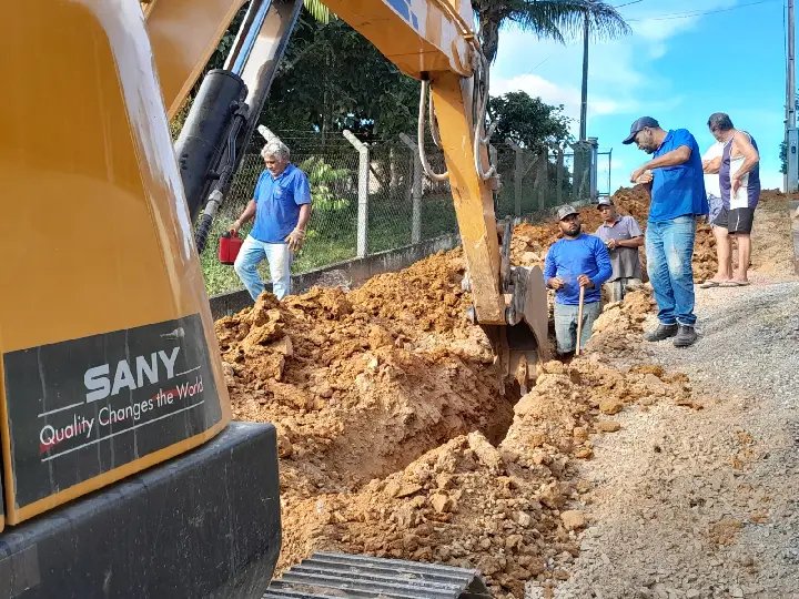 Obras na Ana Knihs: Samae troca tubulação no Águas Claras