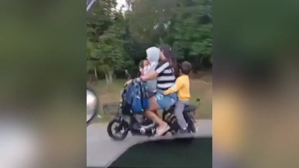 (VÍDEO) Mulher é flagrada pilotando veículo elétrico com três crianças a bordo