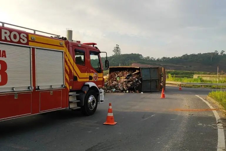 Motorista fica ferido após tombar caminhão