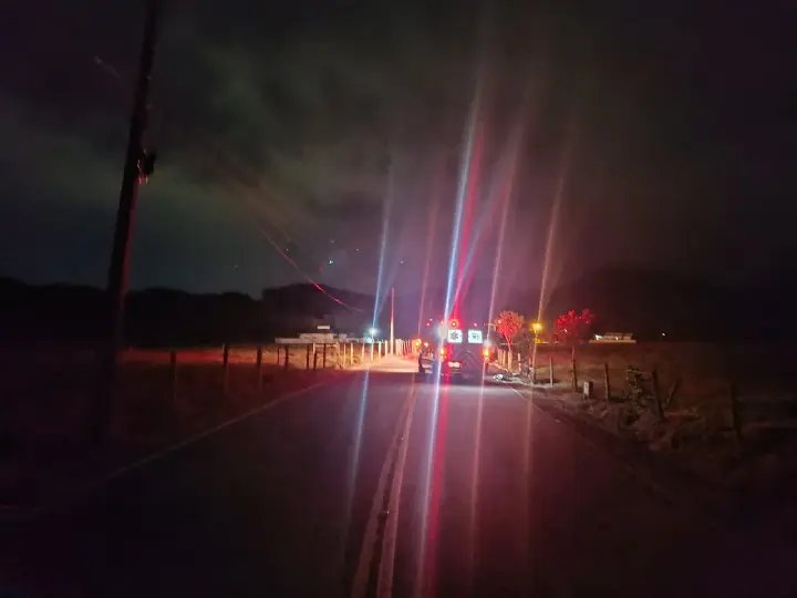 Motociclista morre após colisão com cavalos em SC