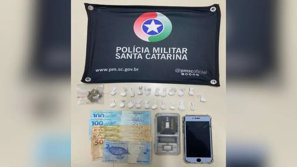 Abordagem policial resulta em apreensão de drogas e prisão de suspeito