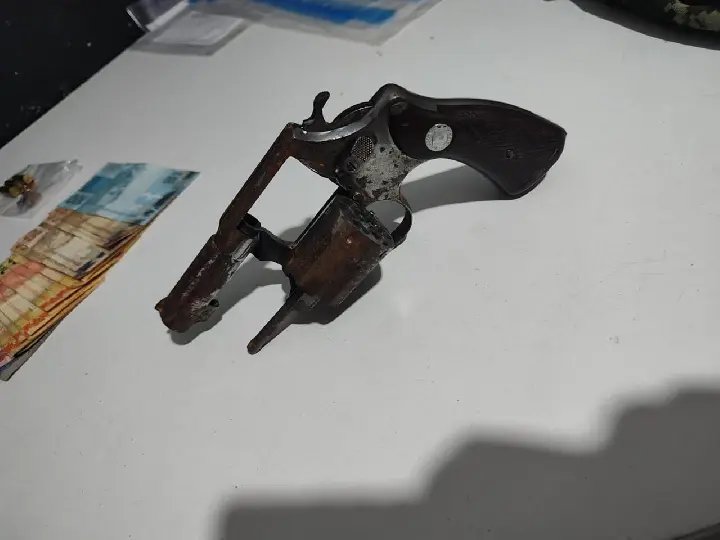 Homem armado invade apartamento da ex e tenta matar atual companheiro