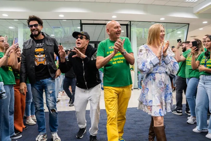 Luciano Hang recebe artistas que participarão da campanha dos 39 anos da Havan