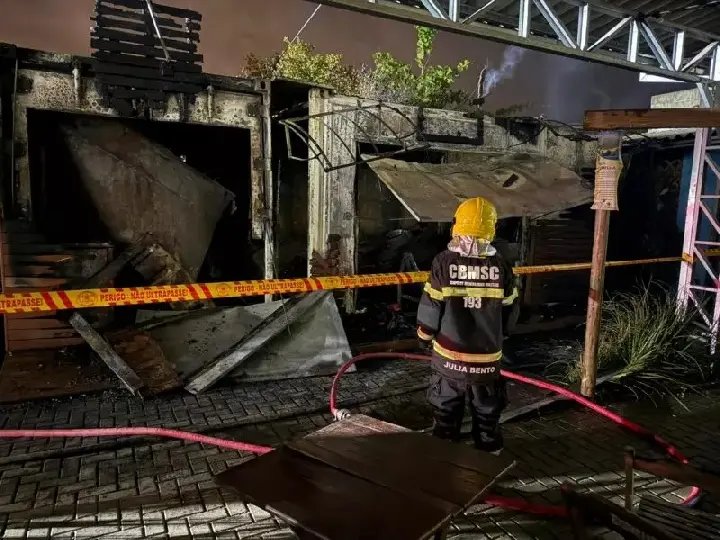 Incêndio causa destruição em restaurante de food park