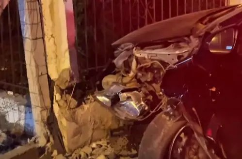 Mulher sofre mal súbito e colide carro contra muro