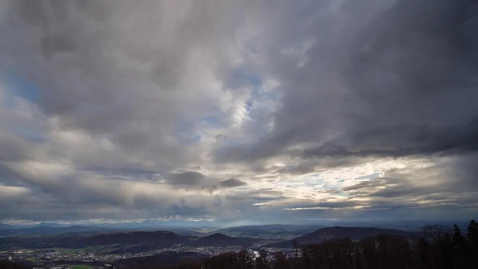 Frente fria promete chegar e deixar clima instável no fim de semana em SC