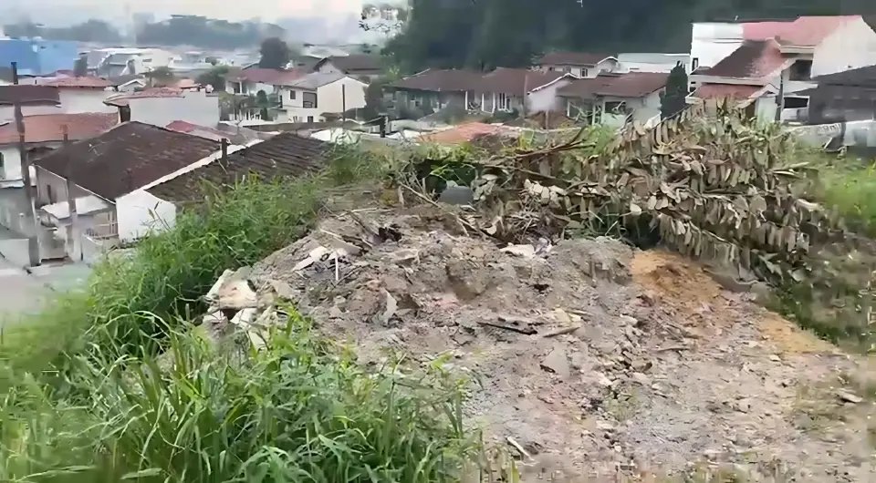 (VÍDEO) "Nada foi feito": moradora cobra limpeza de entulhos em terreno 