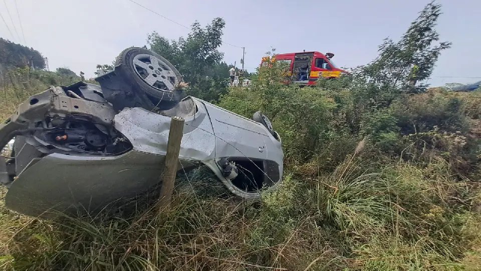 Mulher morre após perder o controle e sofrer capotamento na SC-114