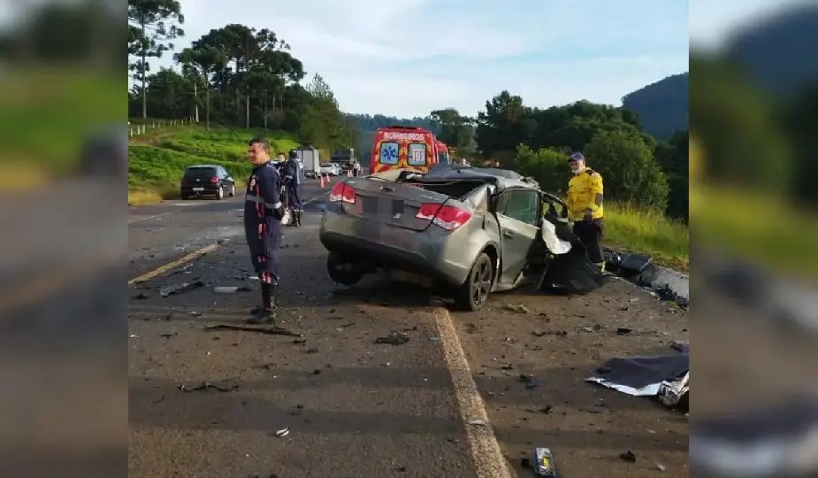 Colisão entre carro e caminhão termina com duas vítimas fatais na BR-282