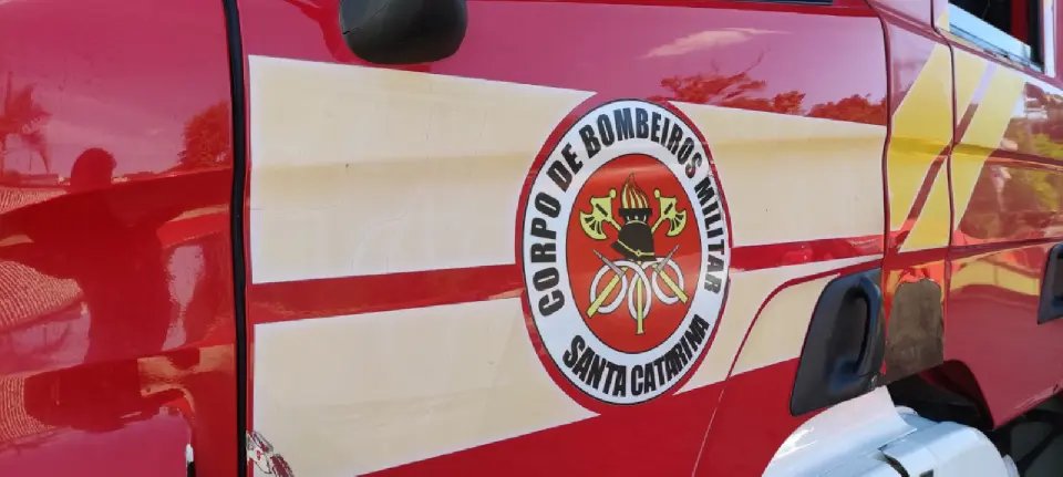Motorista fica ferido após carro colidir contra muro e poste em Guabiruba