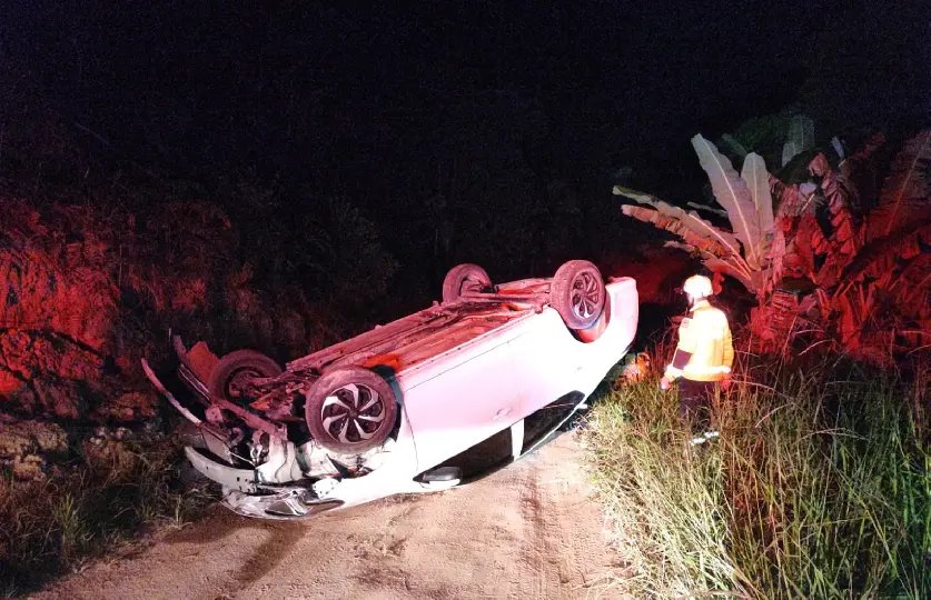 Homem fica ferido após capotar carro em estrada de difícil acesso