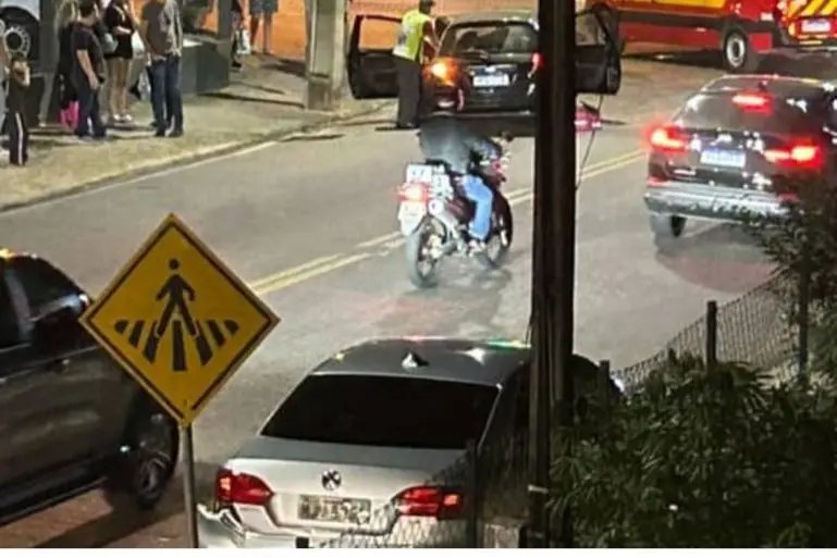 Mulher fica ferida após colisão entre dois carros no bairro Águas Claras